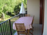 La terrasse avec table et chaises en teck